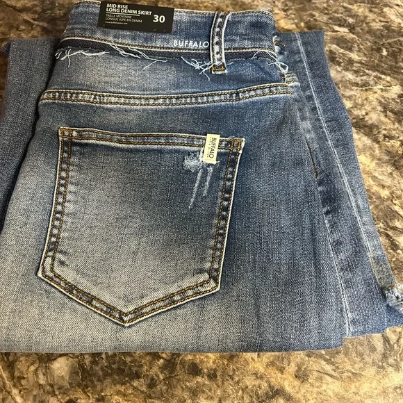 Distressed jean skirt with front slit, size 30 - Picture 5 of 8